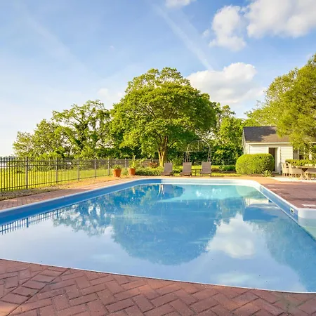 Riverfront Denton Estate On 7 Acres With Fire Pit!